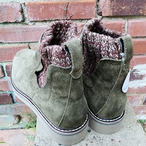 Comfortiva Suede Rawnie Boots Booties NWT - Picture 2 of 3